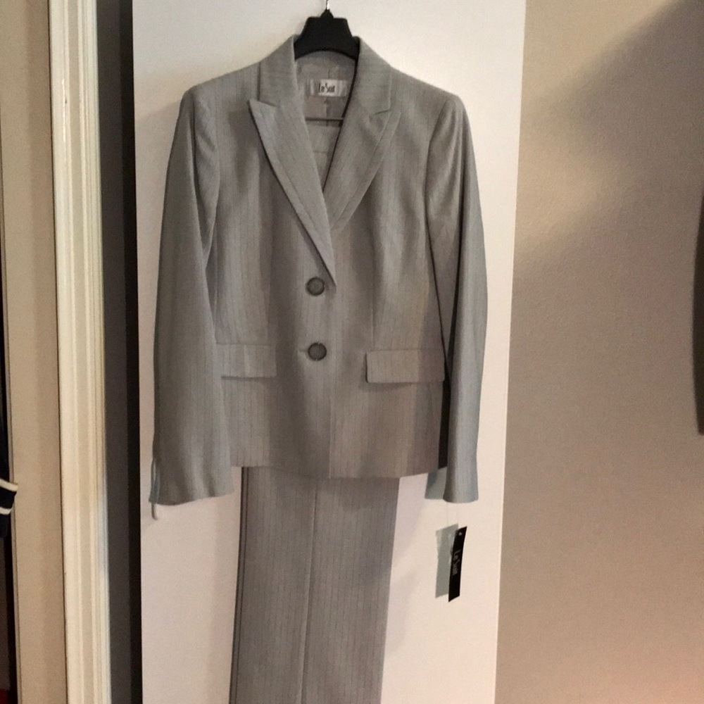 Le Suit